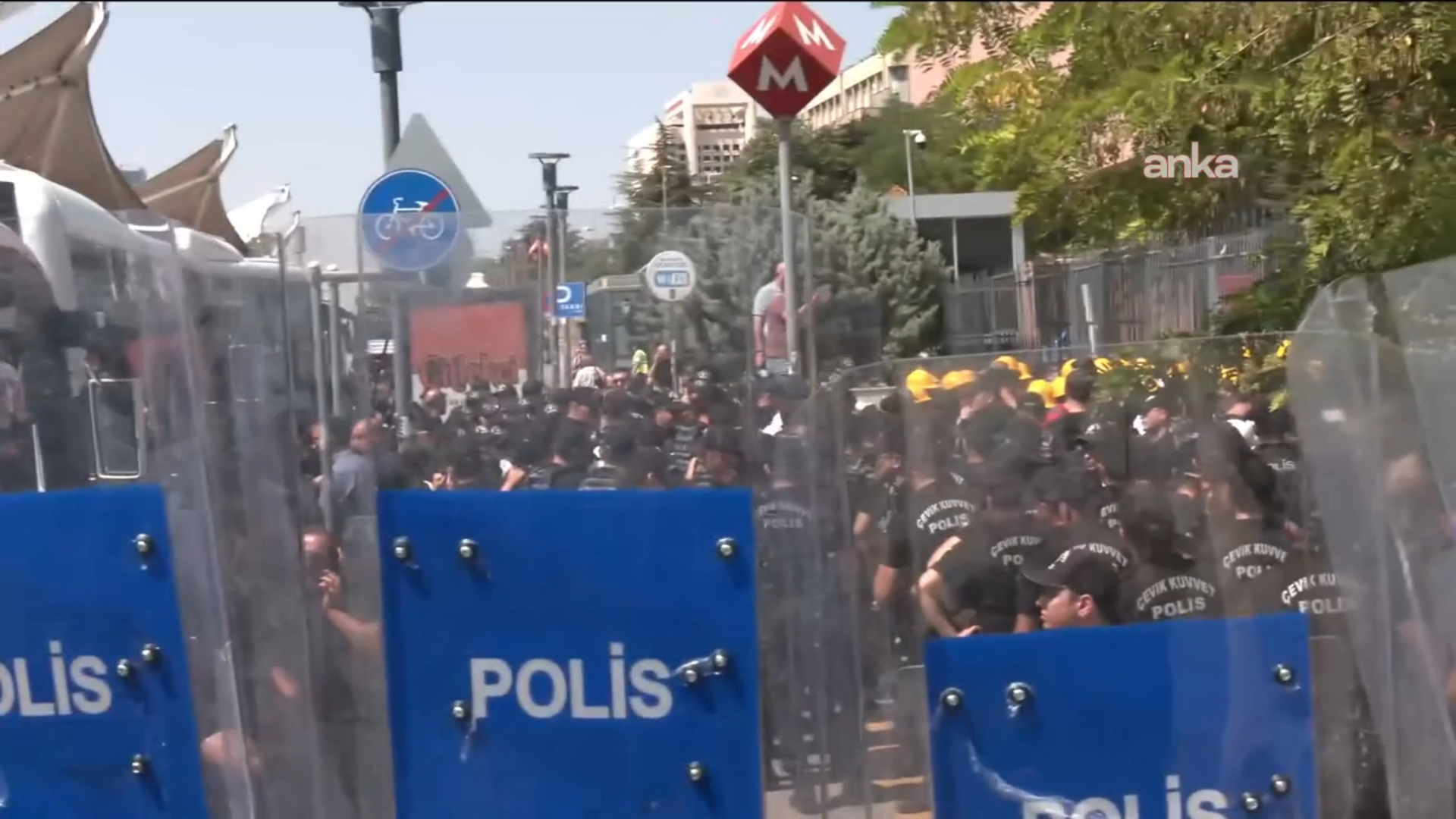 Enerji ve Tabii Kaynaklar Bakanlığı'na yürümek isteyen madencilere gözaltı