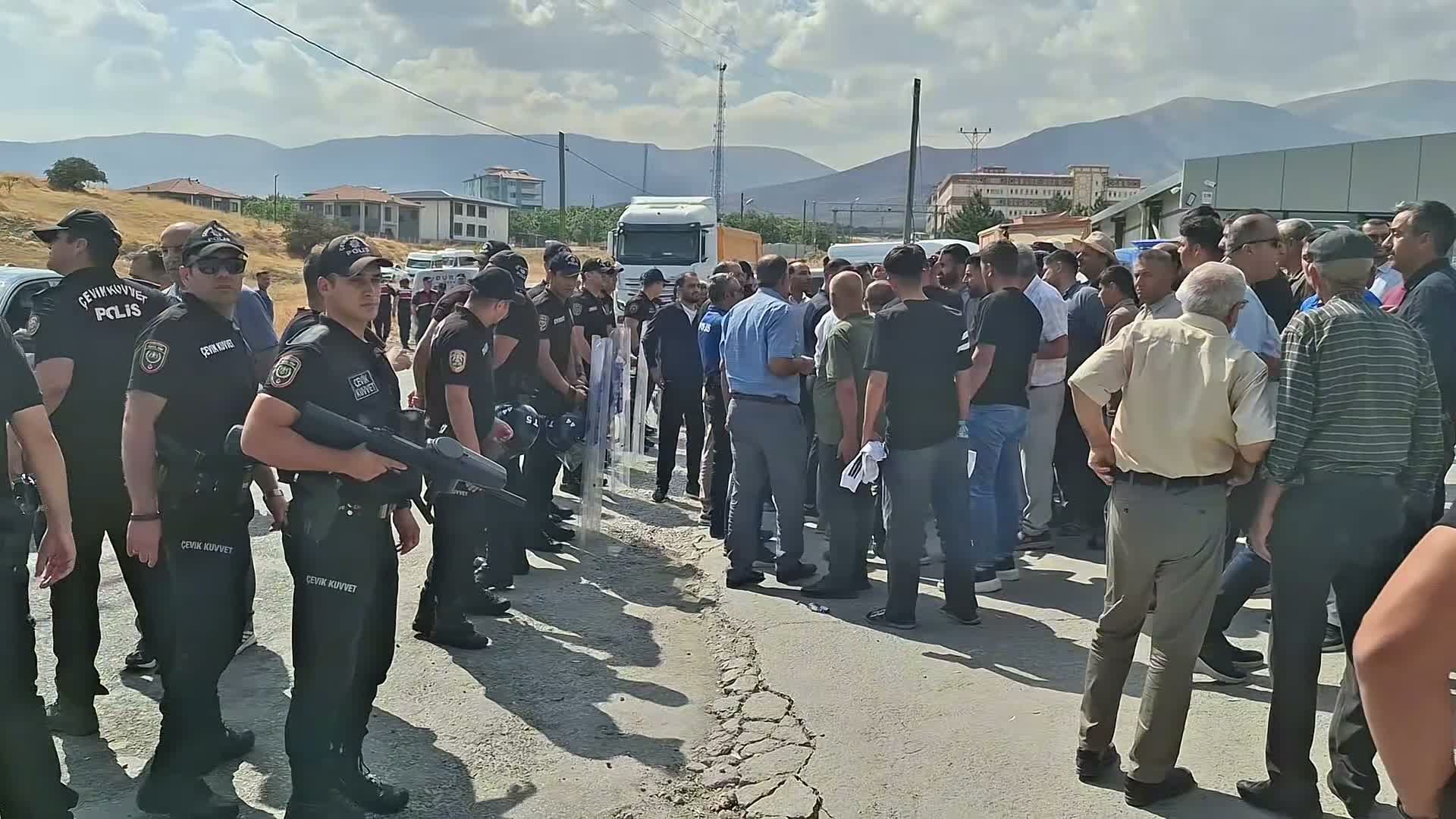 Malatya'da ölümlü kazanın ardından bölge halkı yola indi: “Daha kaç canın gitmesi gerekiyor?”