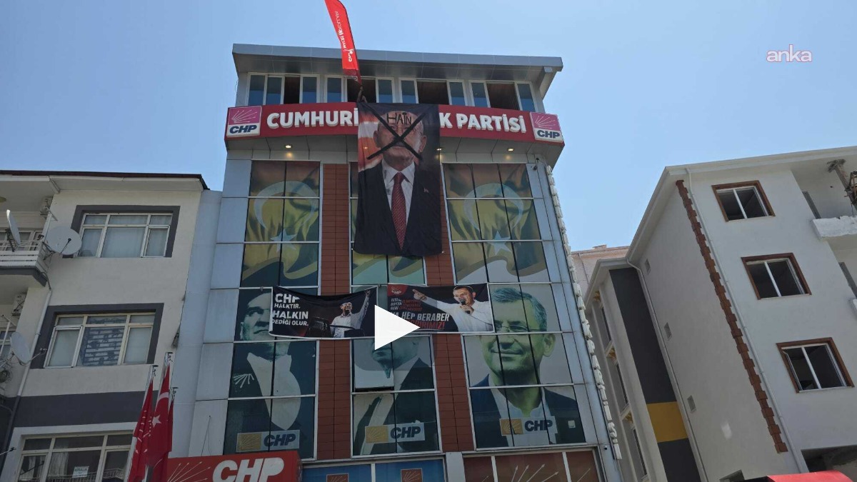 CHP Malatya’da kapı krizi: Gençlik kolları "Hain" yazılı dev poster astı