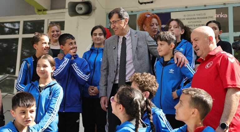 Kütahya Belediye Başkanı Kahveci'den spor okuluna ziyaret