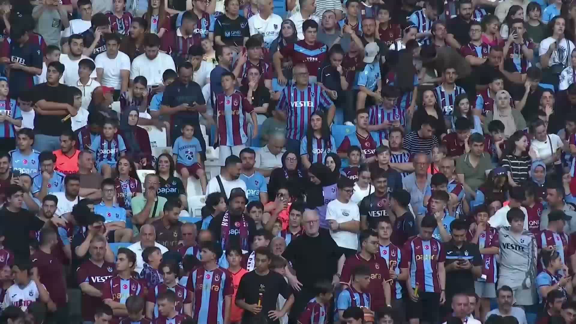 Salah, Papara Park’ta düzenlenen törenle Trabzonspor’a imzayı attı