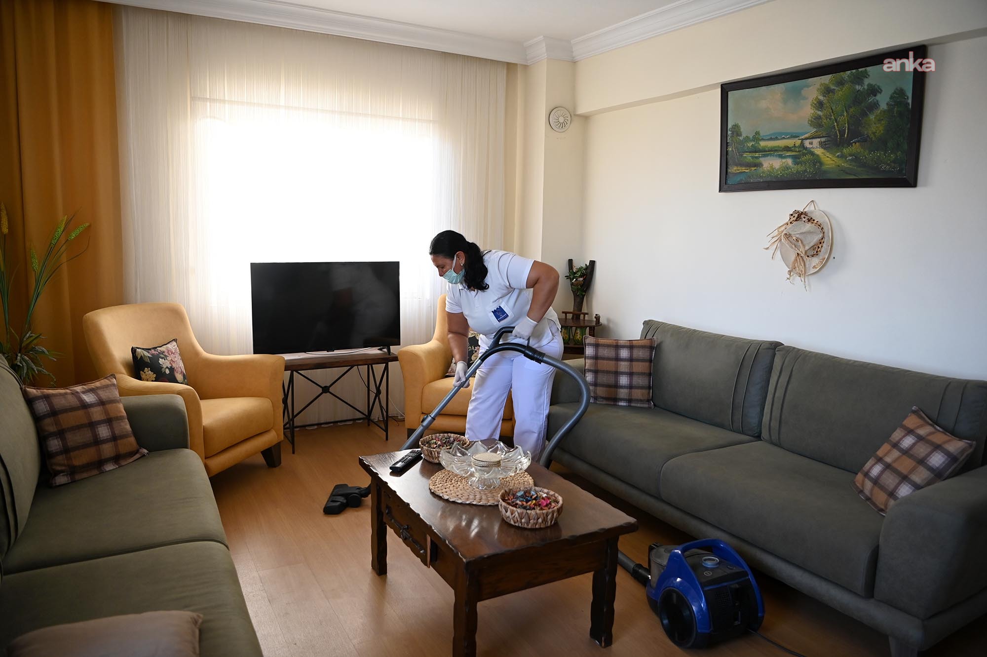 Kuşadası Belediyesi, ihtiyaç sahiplerine evde bakım desteğini sürdürüyor