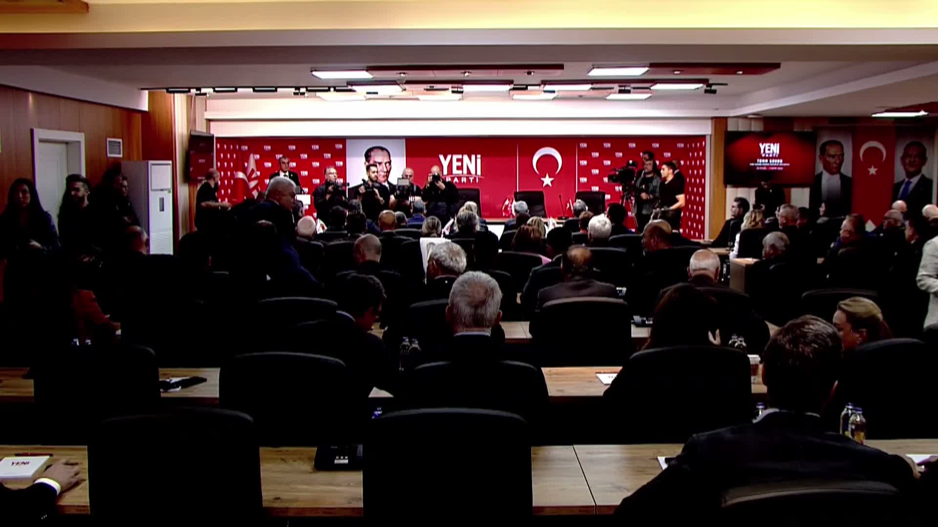Özgür Özel: "'Bu iktidar iktidarda dursun, ben Atatürk'ün partisinde muhalefetin başında durayım' derseniz millet alır, böyle yüzde 3'e bırakır"