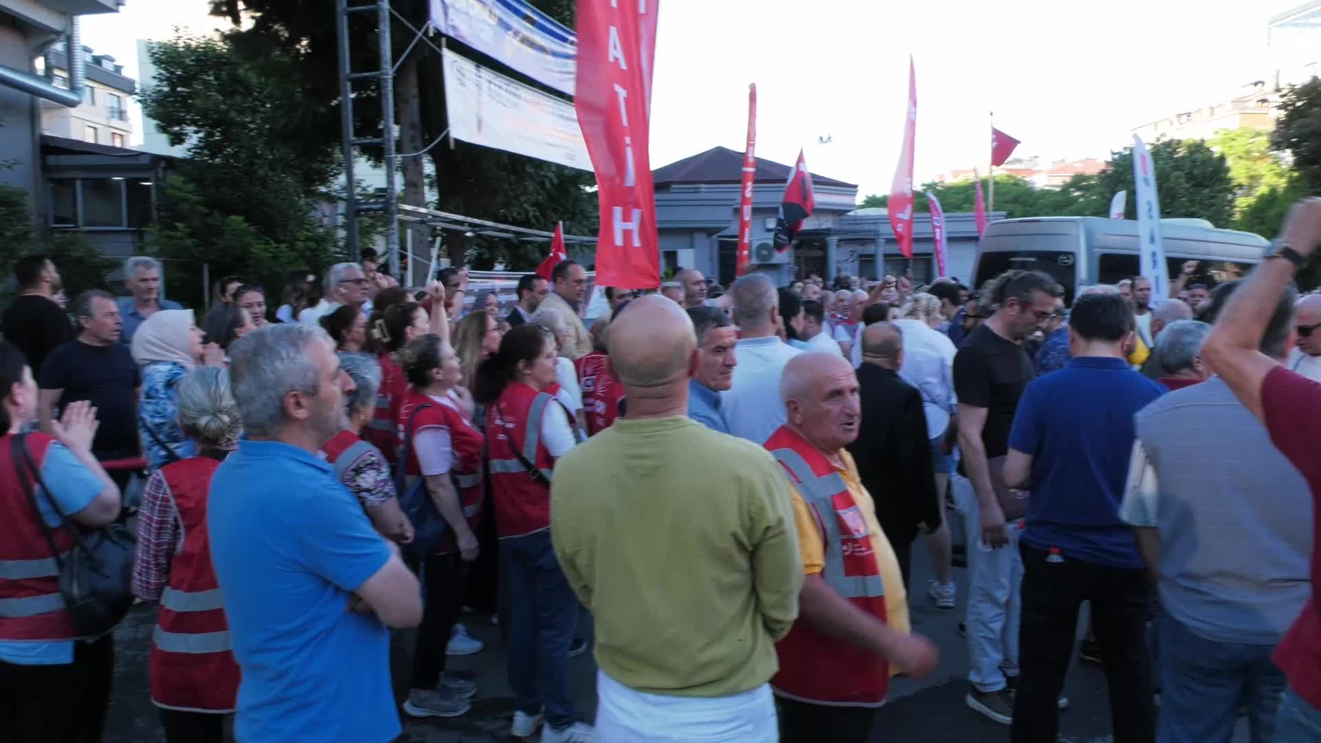 Bayrampaşa'da “Geçim, Özgürlük, Adalet, Seçim” yürüyüşü... Özgür Çelik: Mücadelemiz bu toprakların ikinci kurtuluş mücadelesidir