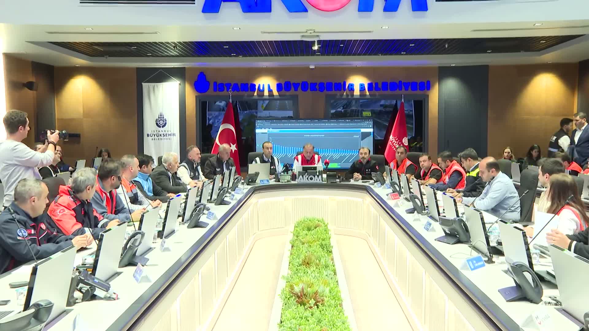 İBB Başkanvekili Nuri Aslan: “8 bin 515 ihbar aldık., önceliğimiz insan hayatı oldu, İstanbul genelinde mahsur kalan 595 vatandaşımızı ekiplerimiz tahliye etti"