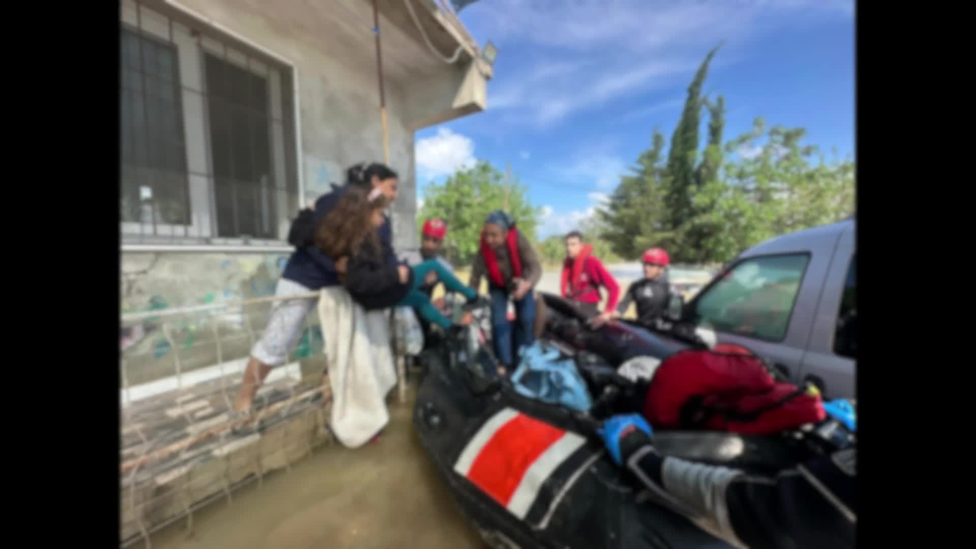 Hatay Defne'deki su baskınında mahsur kalan 20 vatandaş Sahil Güvenlik tarafından kurtarıldı
