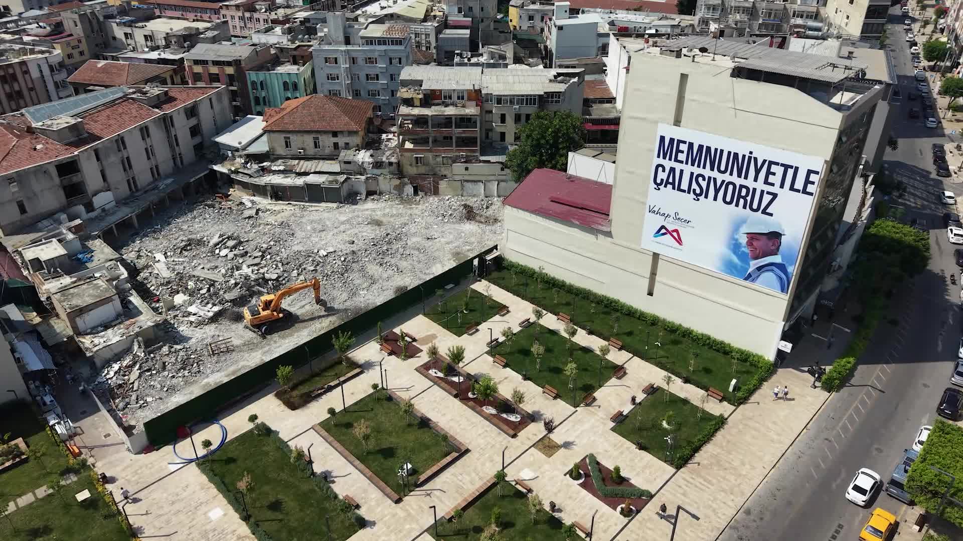 Mersin Büyükşehir Belediyesi, Zafer Çarşısı'nda ruhsatsız yapıları yıkıyor