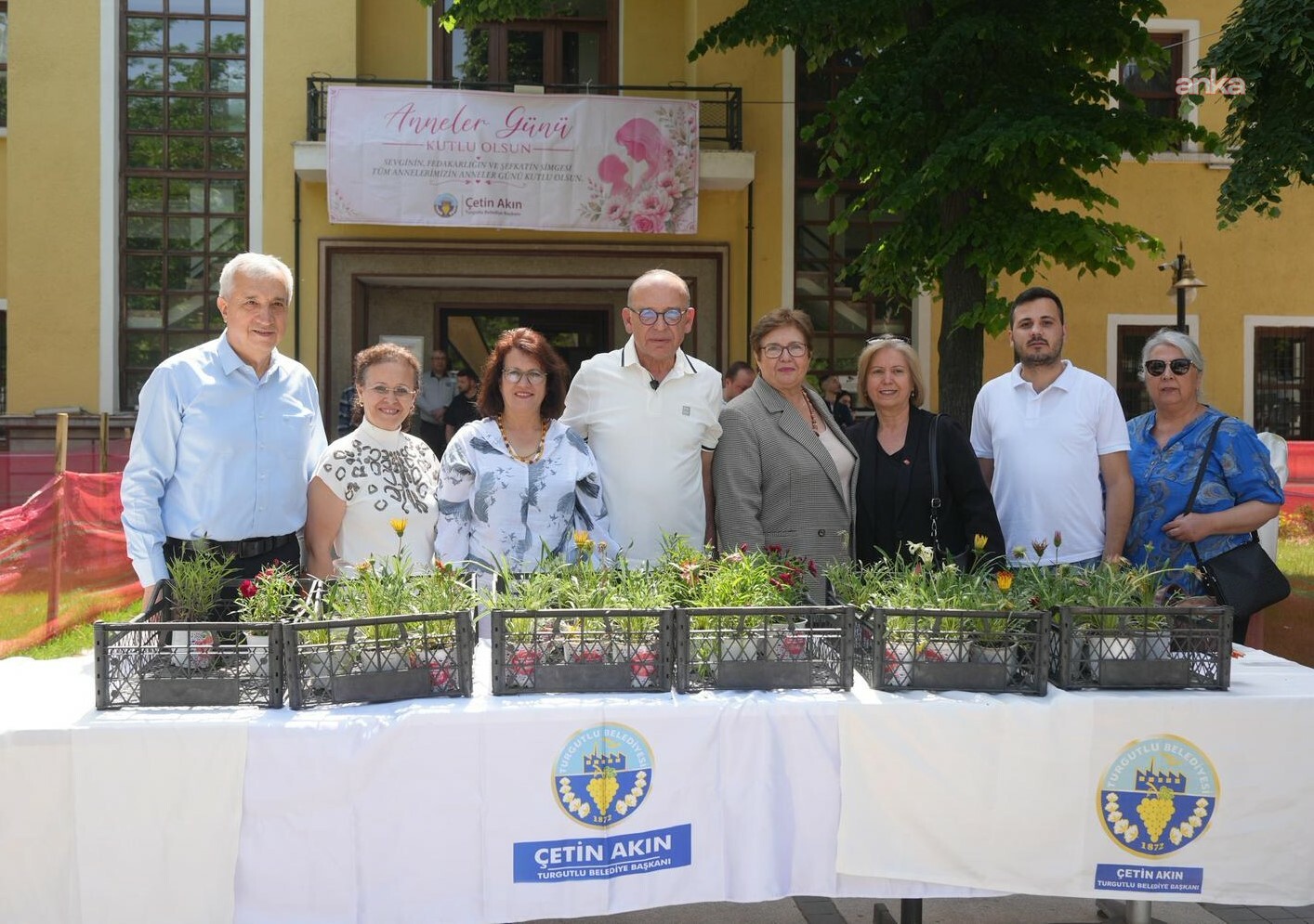 Turgutlu Belediye Başkanı Akın'dan Anneler Günü’nde çiçek jesti