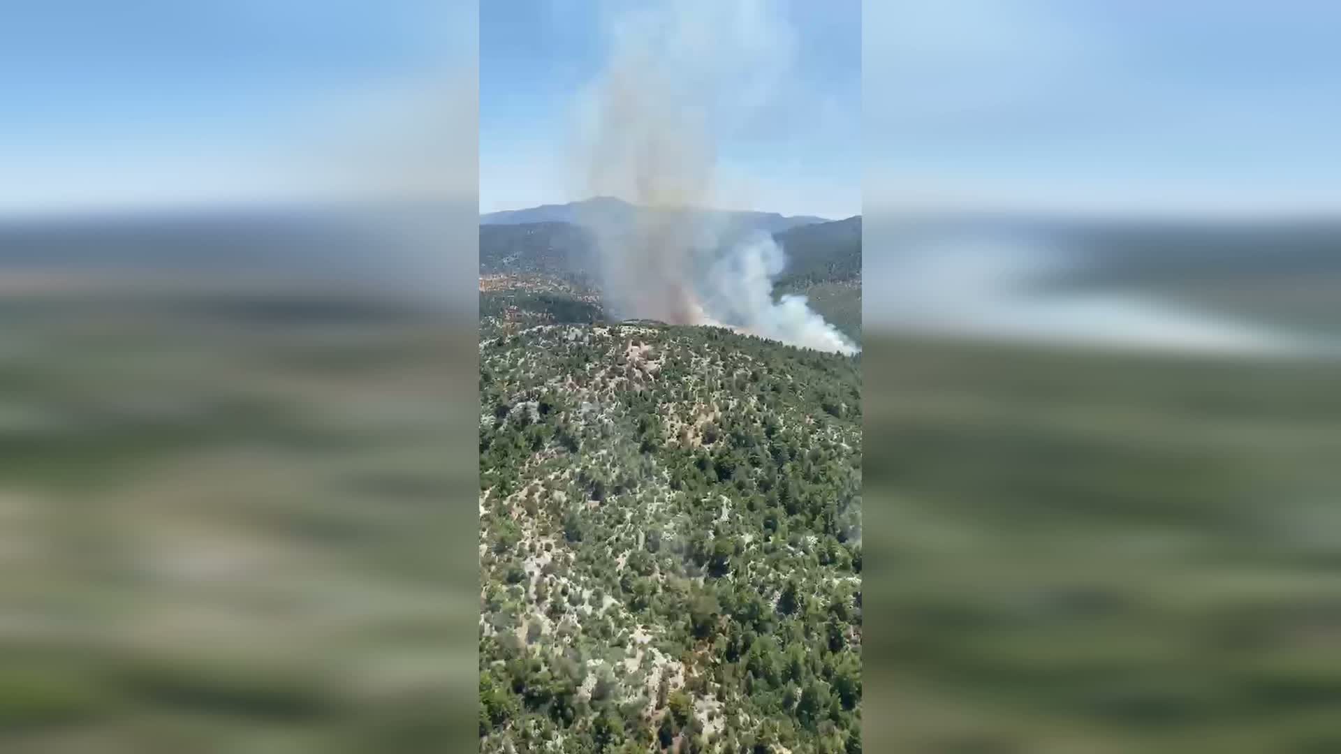 Akseki’de orman yangınına havadan ve karadan müdahale sürüyor
