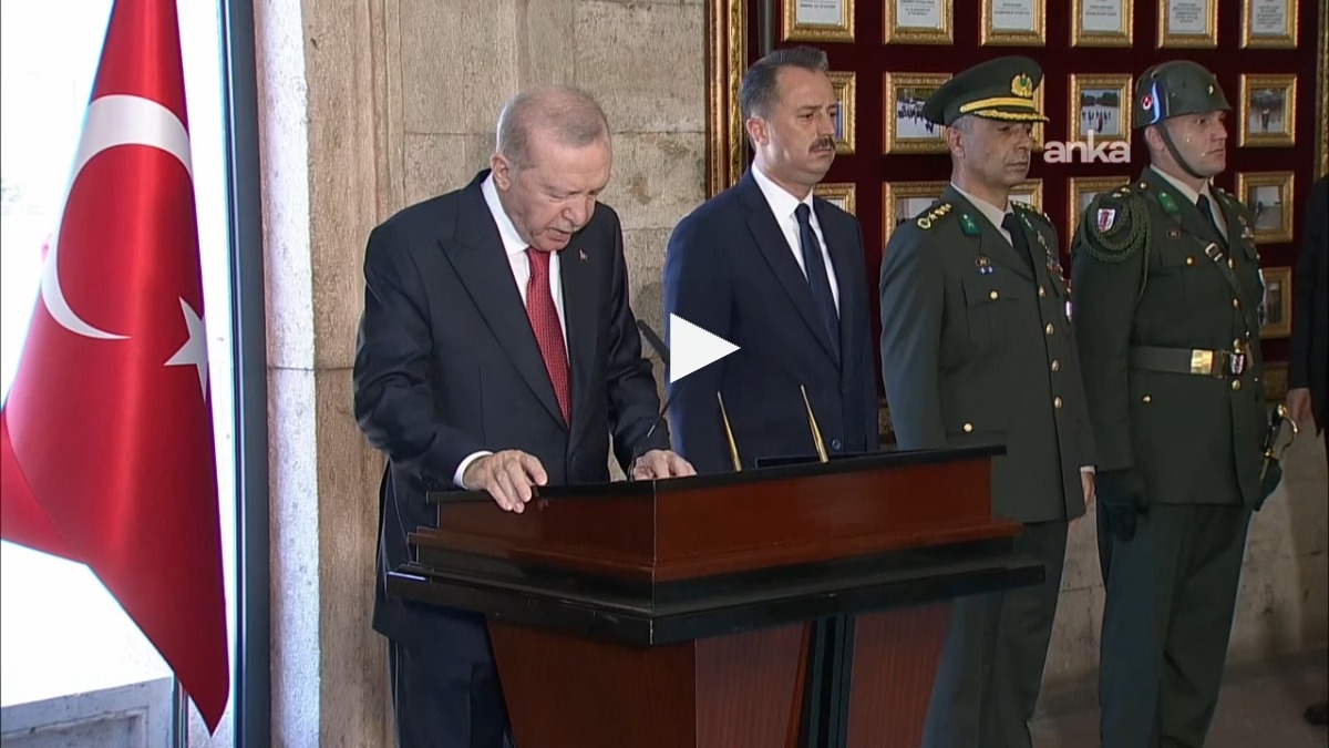 Cumhurbaşkanı Erdoğan ve YAŞ üyeleri, Anıtkabir'i ziyaret etti