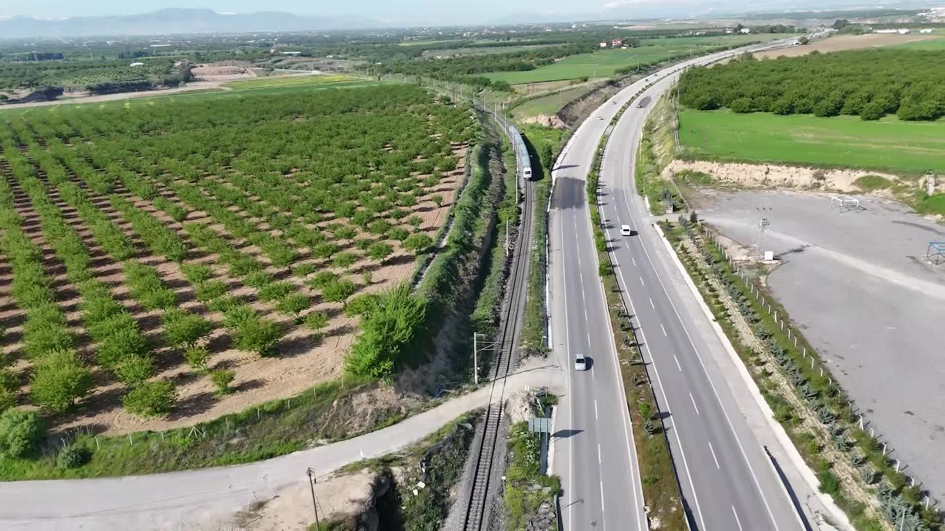 Kelebeklerin izini süren fotoğrafçı, bu kez leyleklerin dünyasını belgeliyor