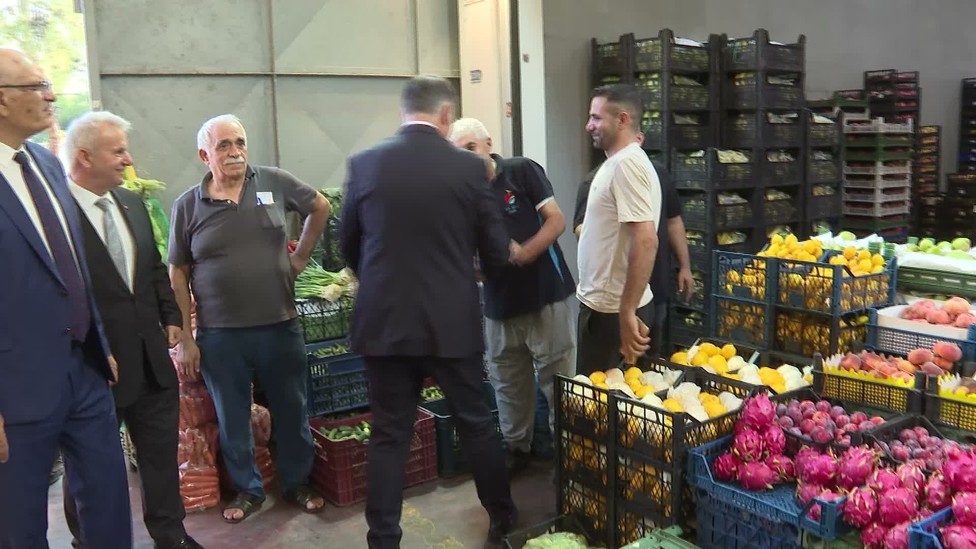 İzmir Büyükşehir Belediye Başkanı Tugay, hal esnafıyla buluştu: “Herkes hak ettiği kazanca sahip olmalı”