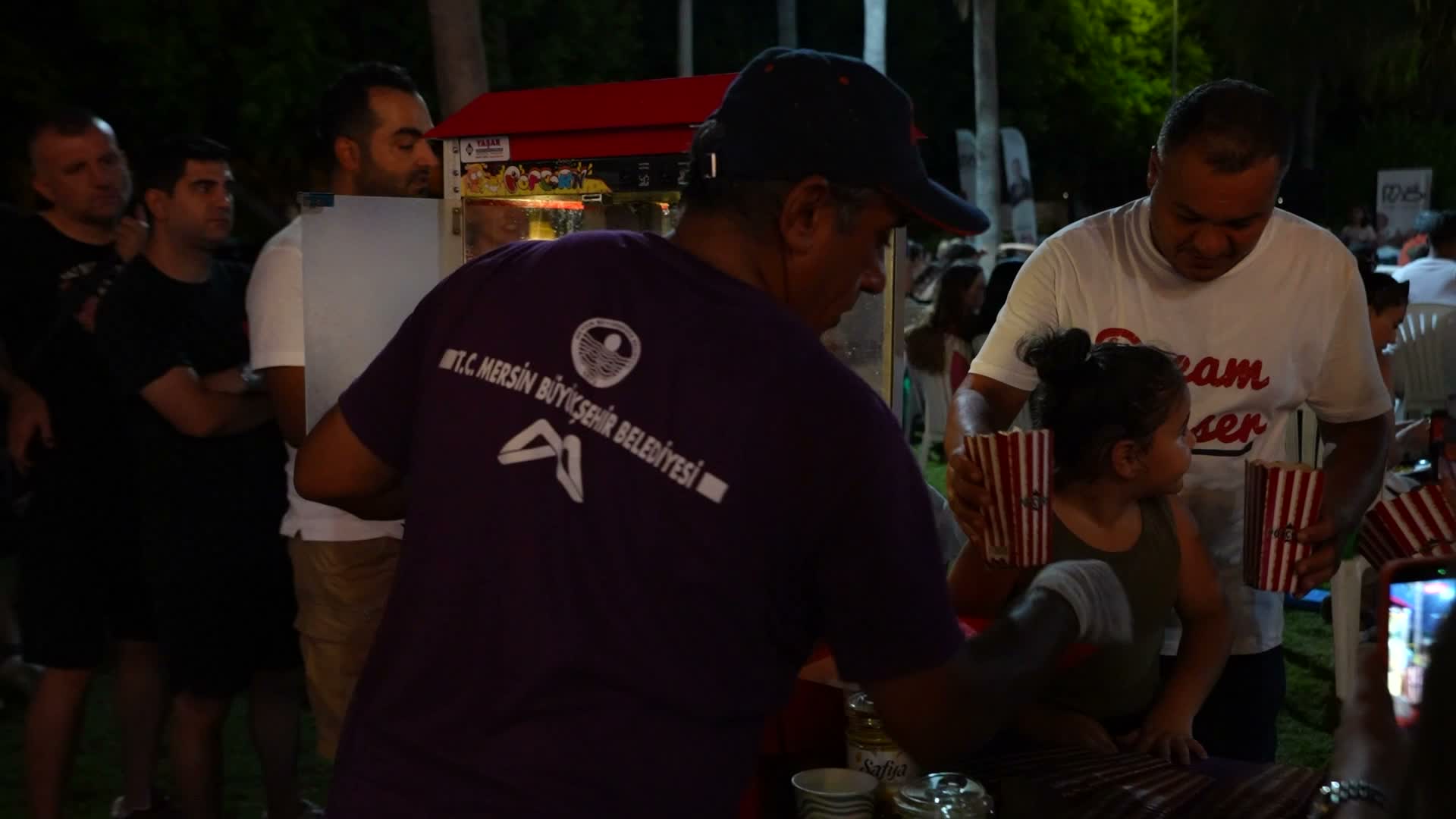 Mersin Büyükşehir Belediyesi'nden çocuklara özel açık hava sineması