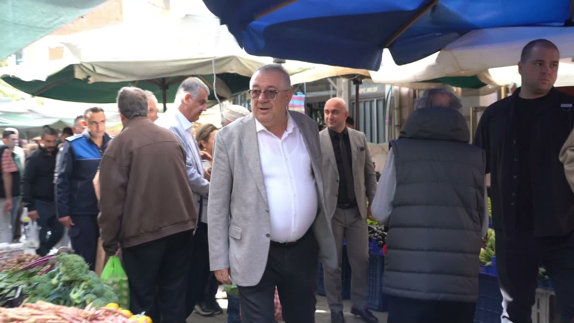 Edremit Belediye Başkanı Ertaş, Çarşamba Pazarı esnafıyla bir araya geldi