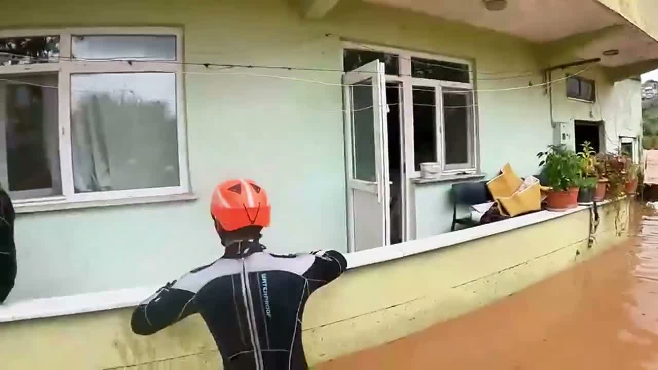 Sakarya'nın Karasu ilçesinde selde mahsur kalan 4 kişi kurtarıldı