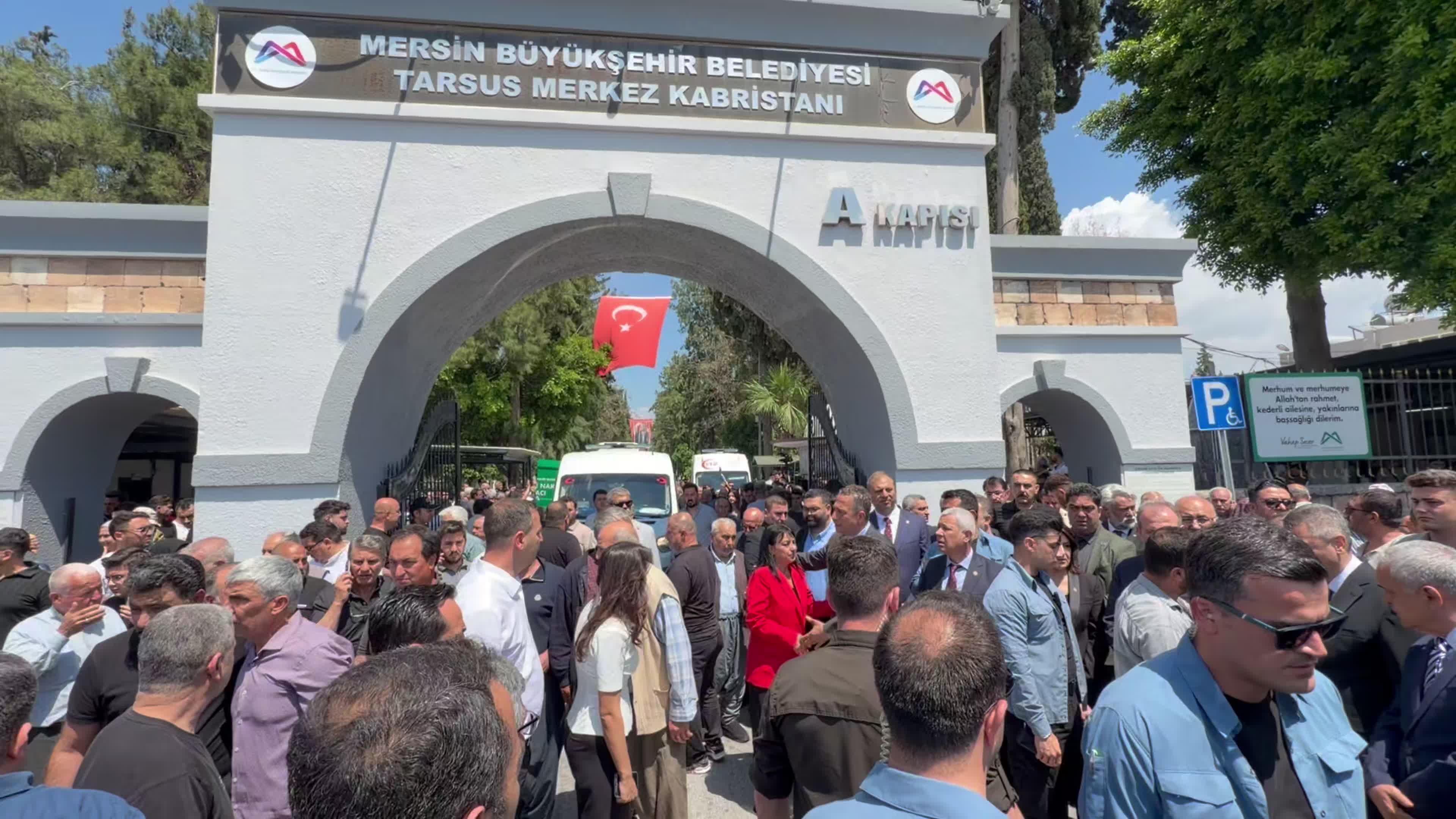 Tarsus'taki silahlı saldırıda öldürülen 6 kişiden 5'i ilçede toprağa verildi