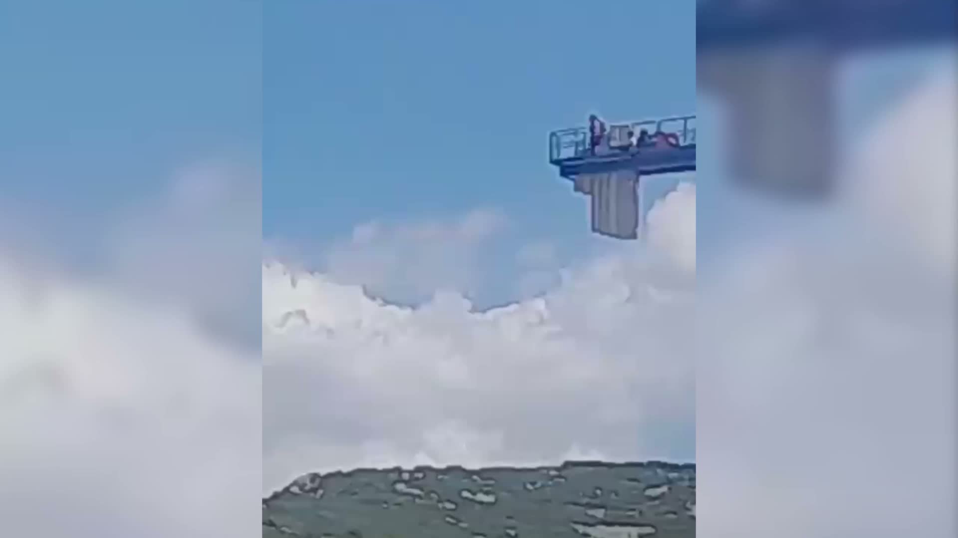 Isparta'da ücretlerini alamadıklarını iddia eden işçiler kule vince çıktı