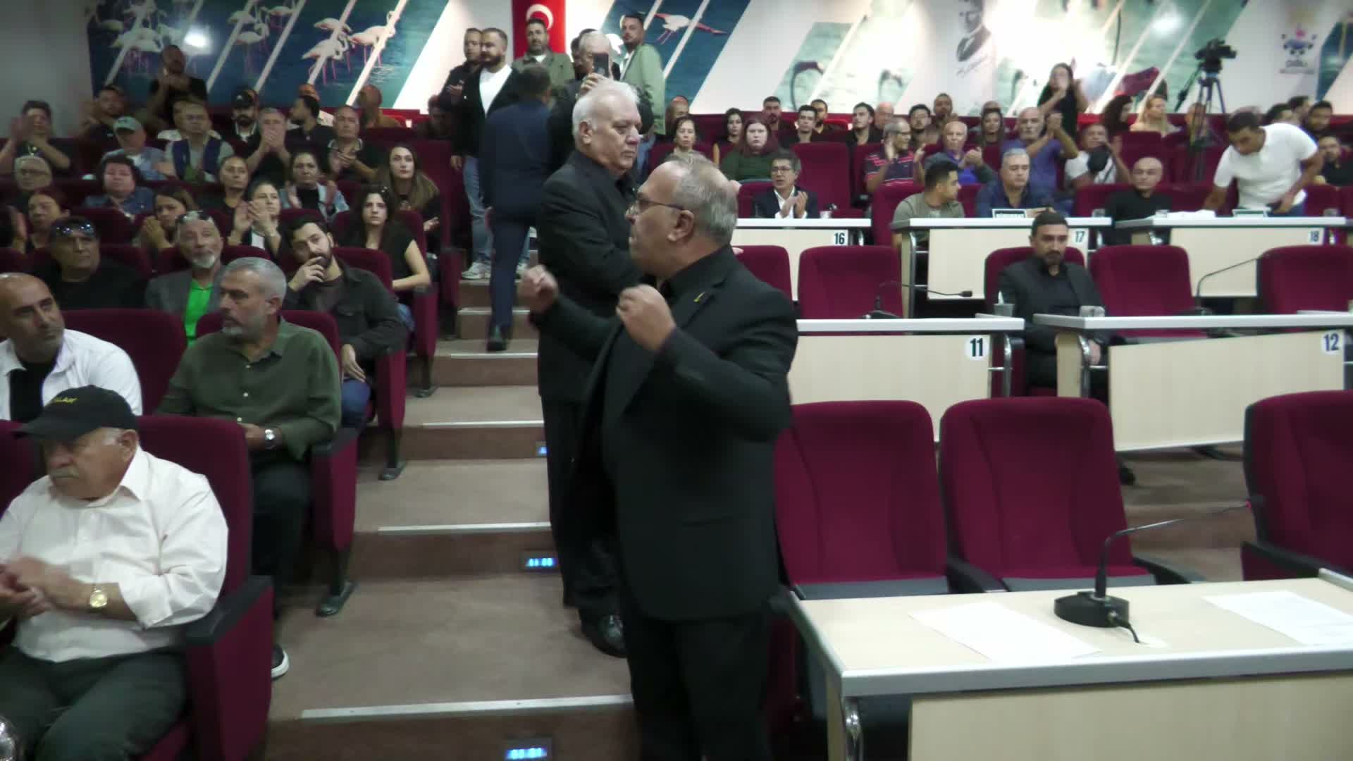 Çiğli Belediye Meclisi'nde gerginlik... CHP ve YENİ Partililer, AK Parti'ye geçen Yıldız'ı protesto etti