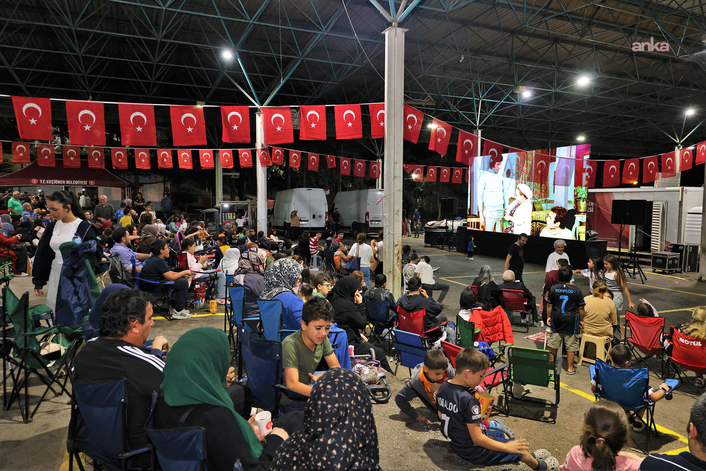 Keçiören'de Açık Hava Sinema Günleri, "Bizim Aile" ile devam etti