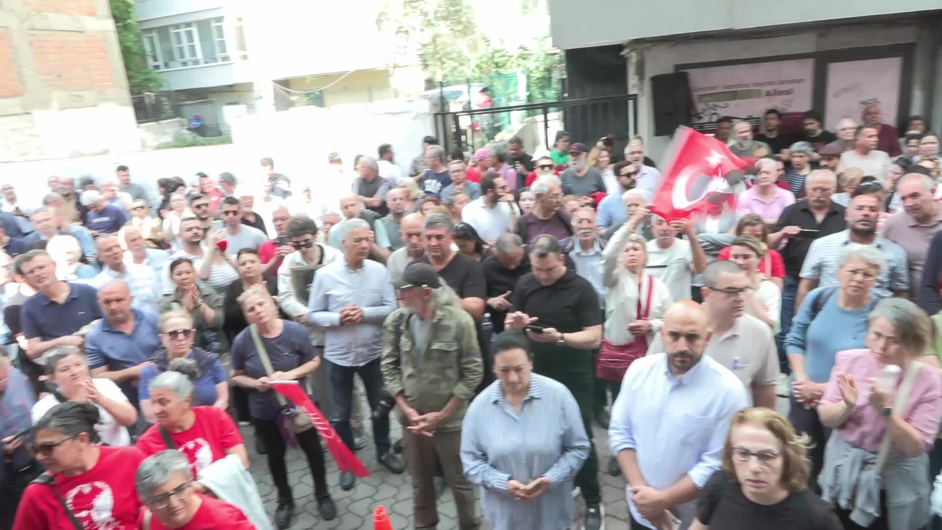 CHP Genel Merkezi'ne polis müdahalesi... Ruhsar Selis Çelik: CHP’yi saray değil, örgüt ve halk yönetir