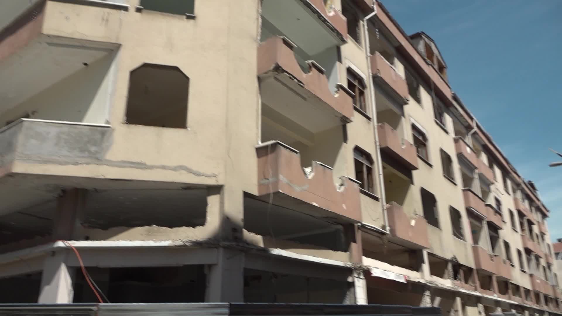 Büyükçekmece'de riskli yapıların yıkımı sürüyor