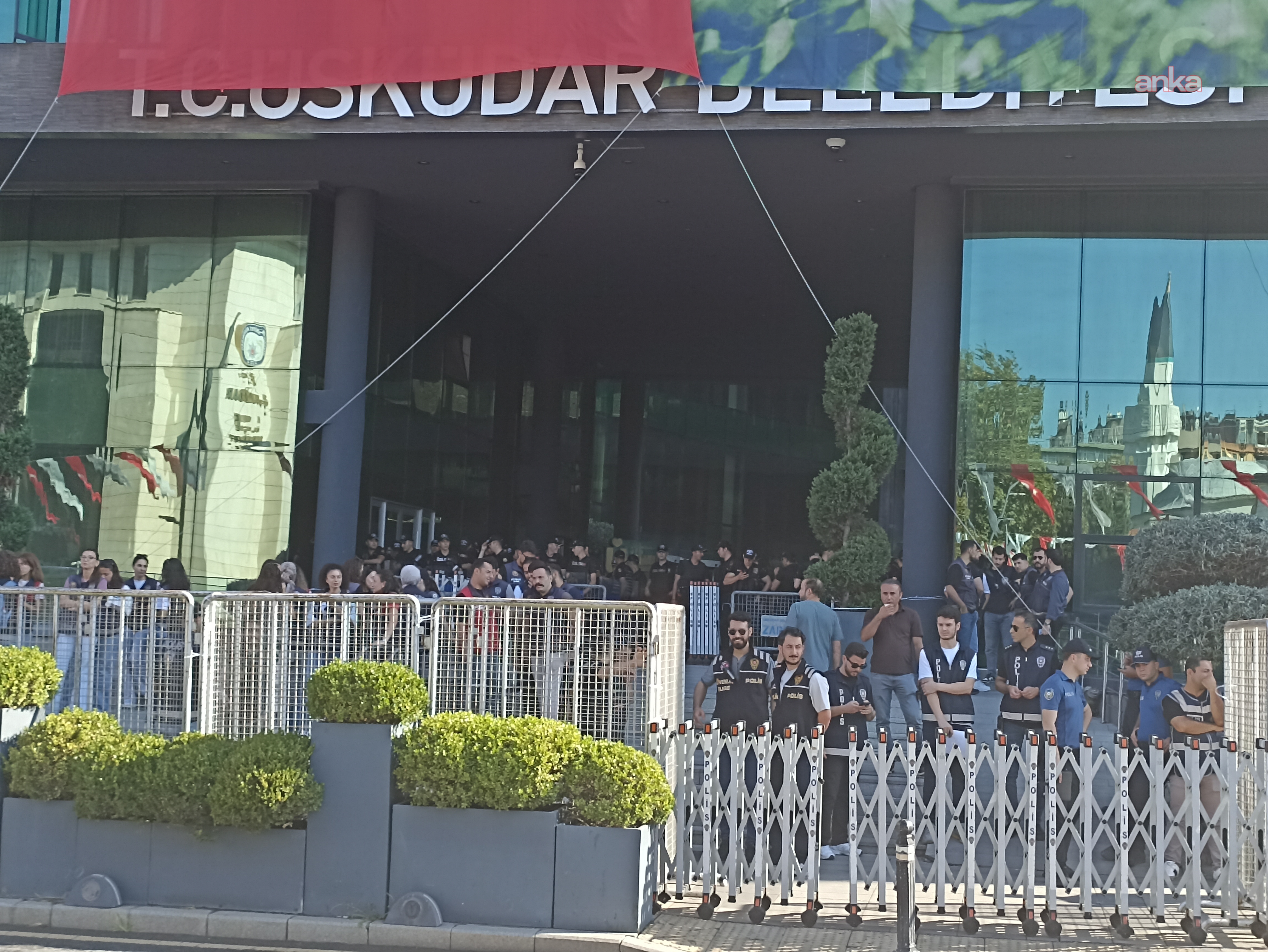 Yenilenecek Üsküdar seçiminde oy kullanma hakkı olan meclis üyesi Ekrem Baki, 6 kişiyle birlikte tutuklamaya sevk edildi