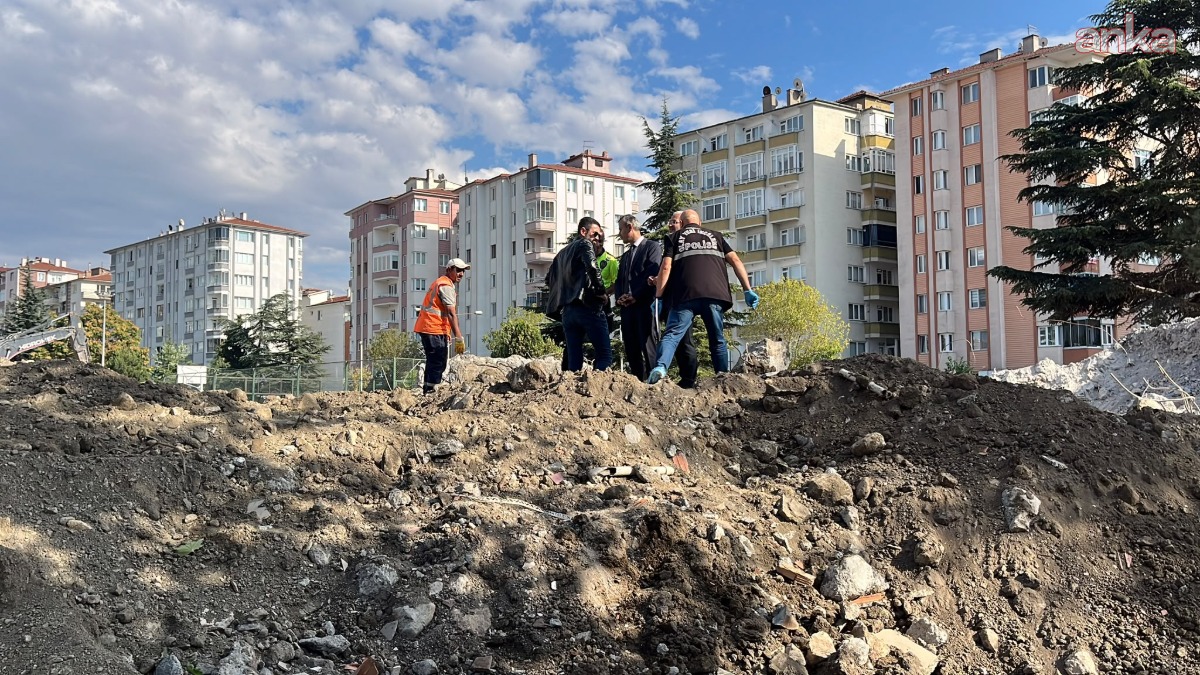 Okul binasının yıkımı sırasında toprak altında insan kemikleri bulundu