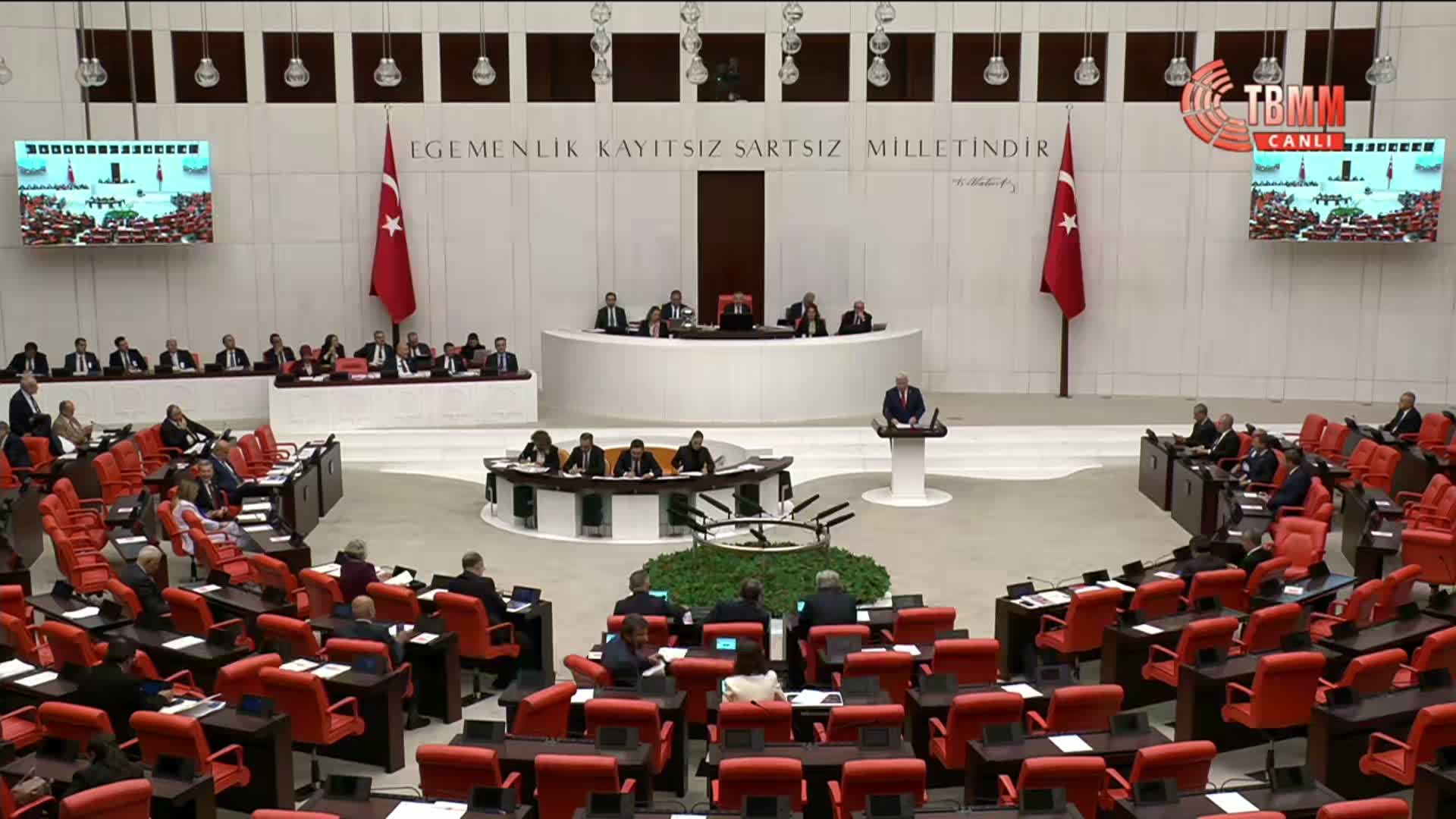 TBMM Genel Kurulu'nda "başörtüsü" tartışması... Temelli’den Akbaşoğlu’na 28 Şubat yanıtı: Kadın arkadaşlarınızı yalnız bıraktınız