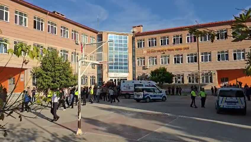 Manisa'da okul önünde silahlı saldırı