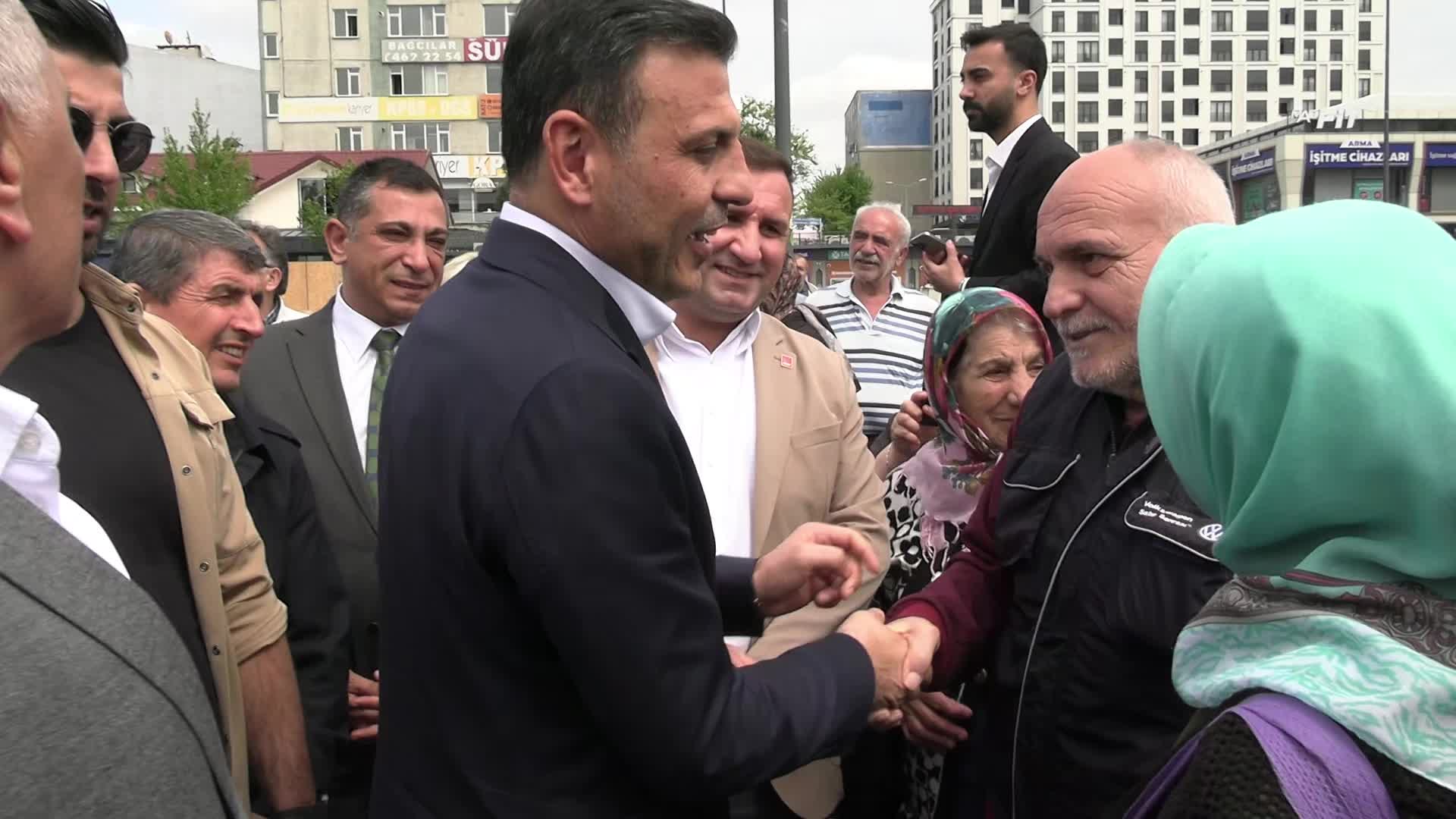 Saha çalışmasında esnaf ve yurttaşları dinleyen Özgür Çelik: Pazardaki yangını görüyoruz. CHP iktidarında emekliler, emekçiler rahat bir nefes alacak