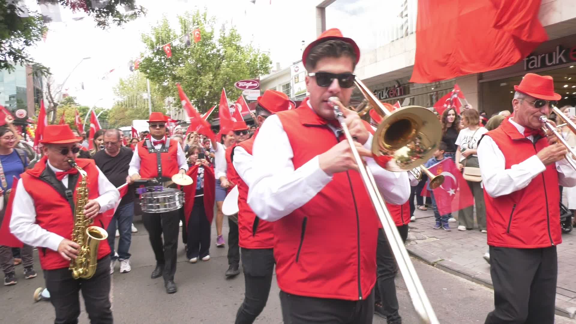 30 Ağustos kutlamalarına katılan vatandaşlardan Hüseyin Can Güner'in tutukluluğuna tepki: “Kimse korkmuyor. Biz dimdik ayaktayız"