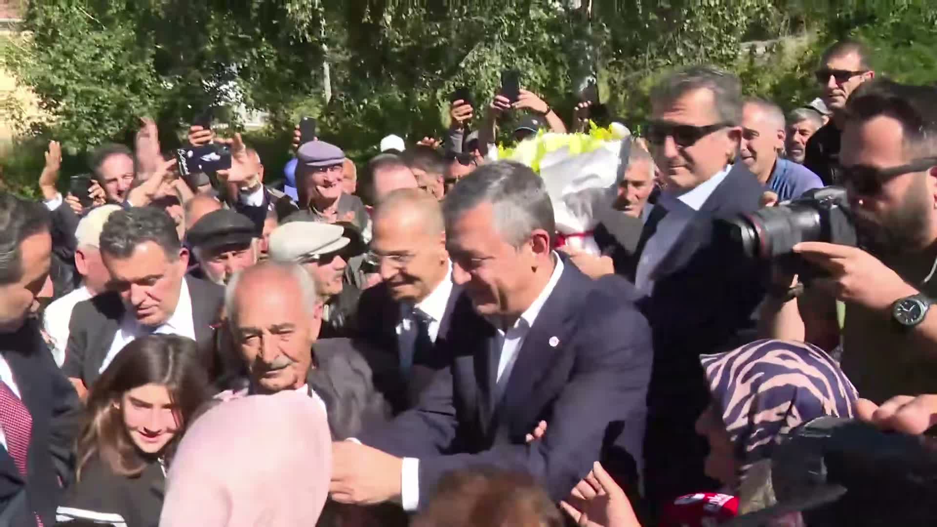 Özgür Özel Ardahan'da... Özel: "YENİ Parti gelince adamı olan değil arkada kalanlar öne gelecek"