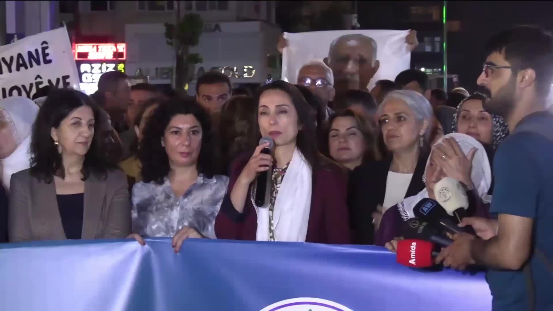 Diyarbakır’da “Barış İçin Adım At” yürüyüşü… Tülay Hatimoğulları: “Süreçte bazı tıkanmaların yaşandığını bütün Türkiye halkı fark etmiş durumda”