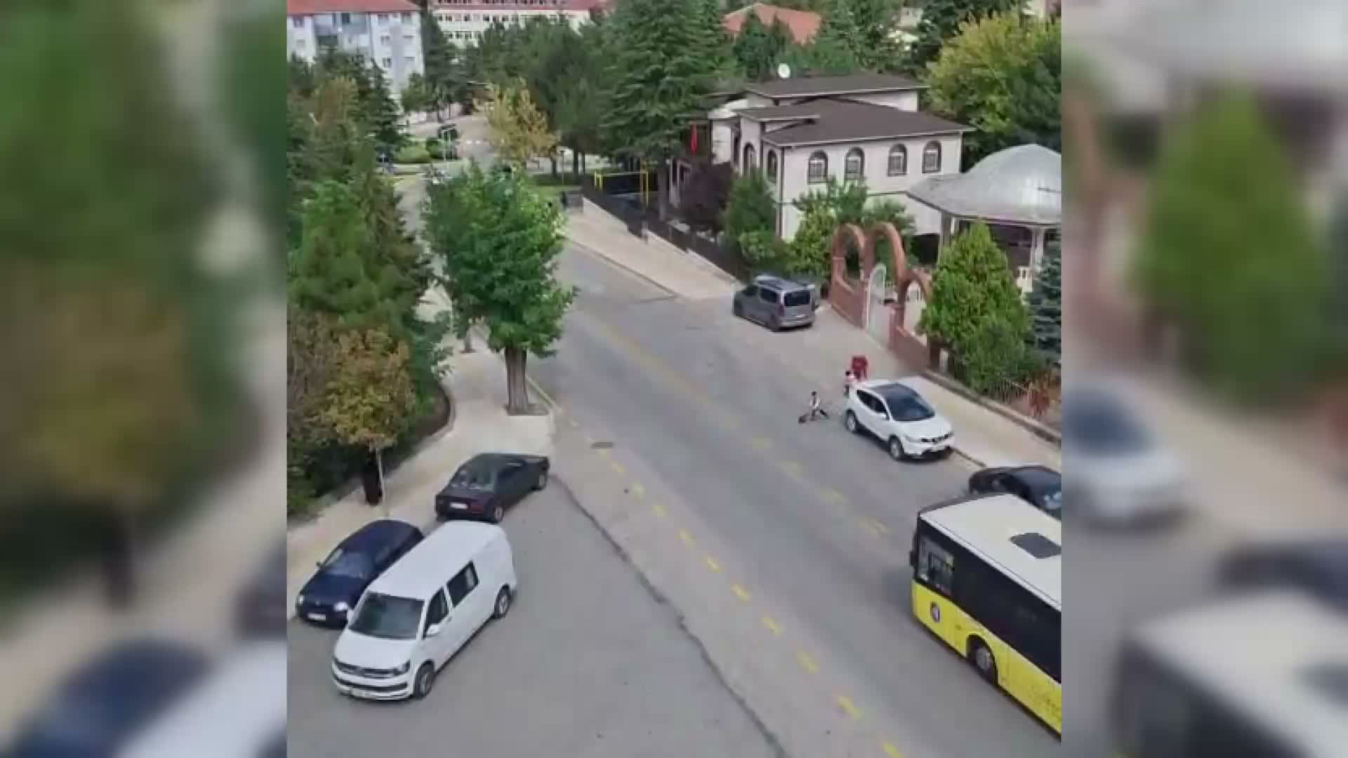 Yola koşan çocuk saniyelerle kurtuldu
