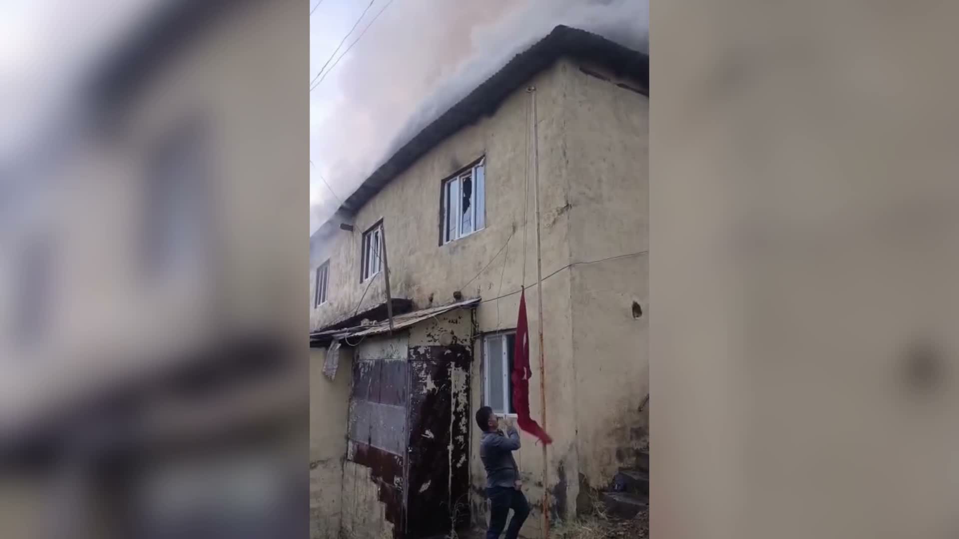 Hakkari’de okul yangınında bayrağa koştu