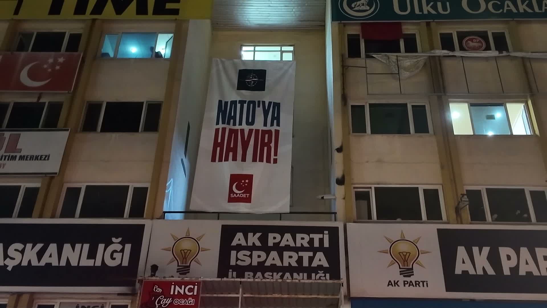 Isparta'da Saadet Partililerce asılan "NATO'ya Hayır" pankartı ipleri kesilerek indirildi