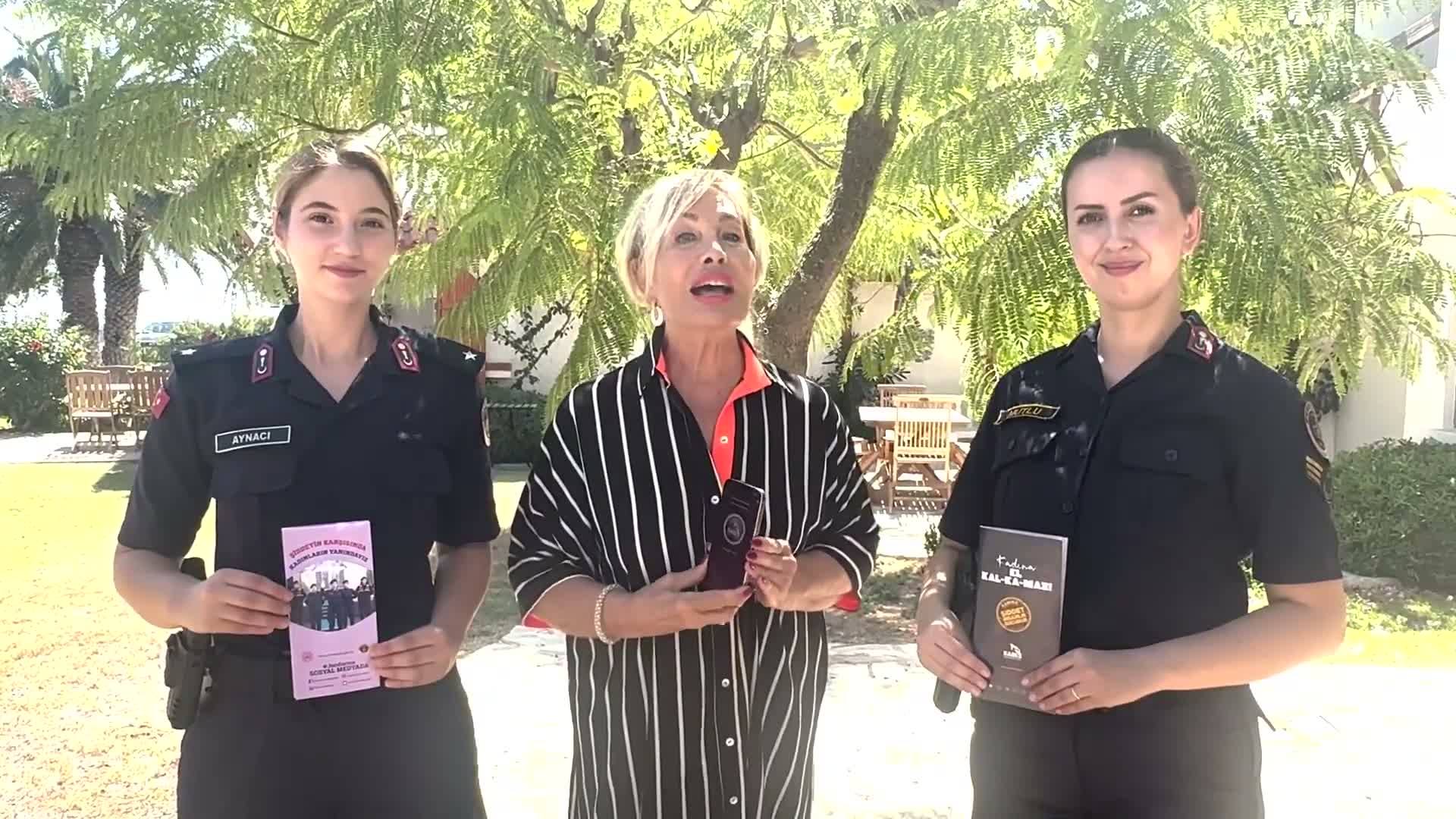 Sanatçı Emel Sayın, KADES için farkındalık çağrısı yaptı