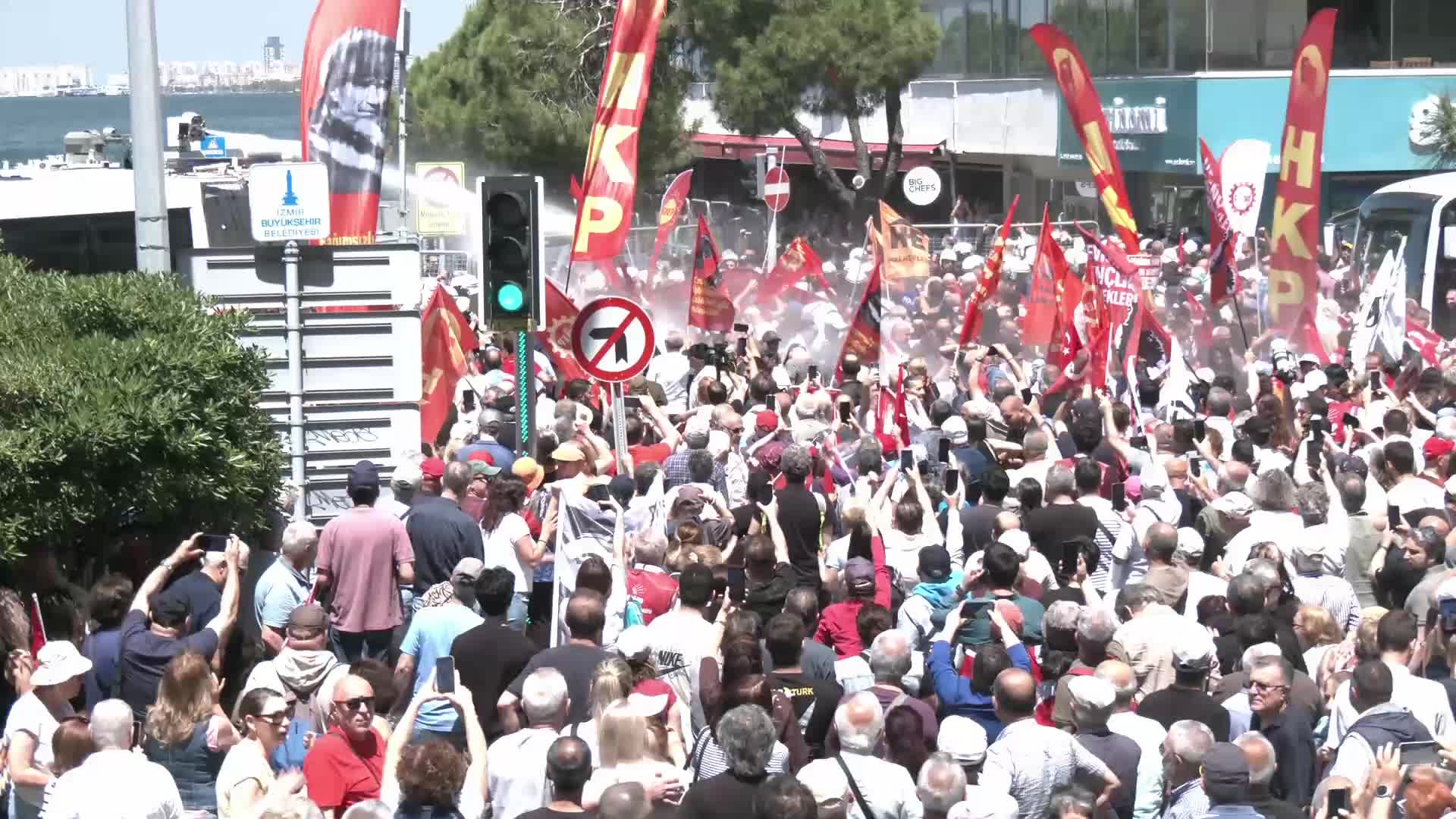 Özgür Özel’in çağrısı sonrası İzmir’de TOMA müdahalesi: 2 gözaltı