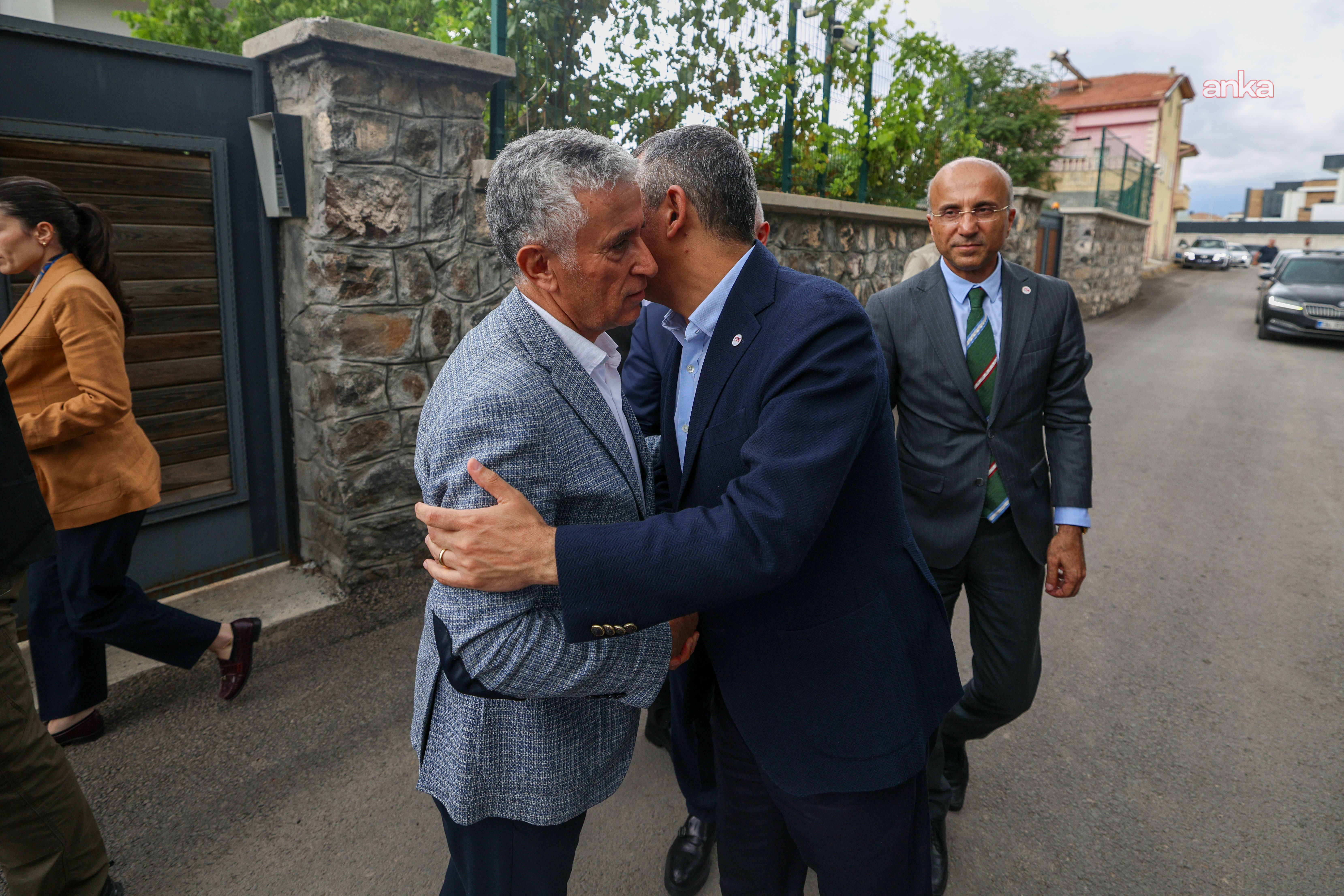 Özgür Özel’den önceki dönem CHP Milletvekili Arık’a taziye ziyareti