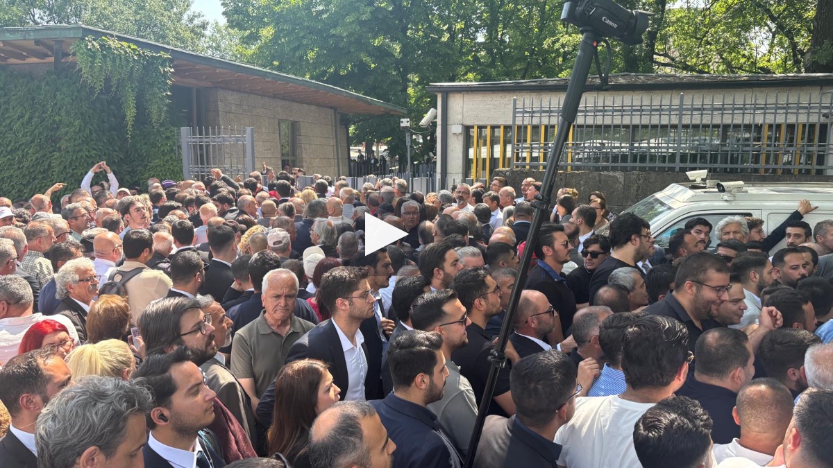 CHP Grup Toplantısı gerilimi: Kılıçdaroğlu partide, Özel Meclis'te konuştu