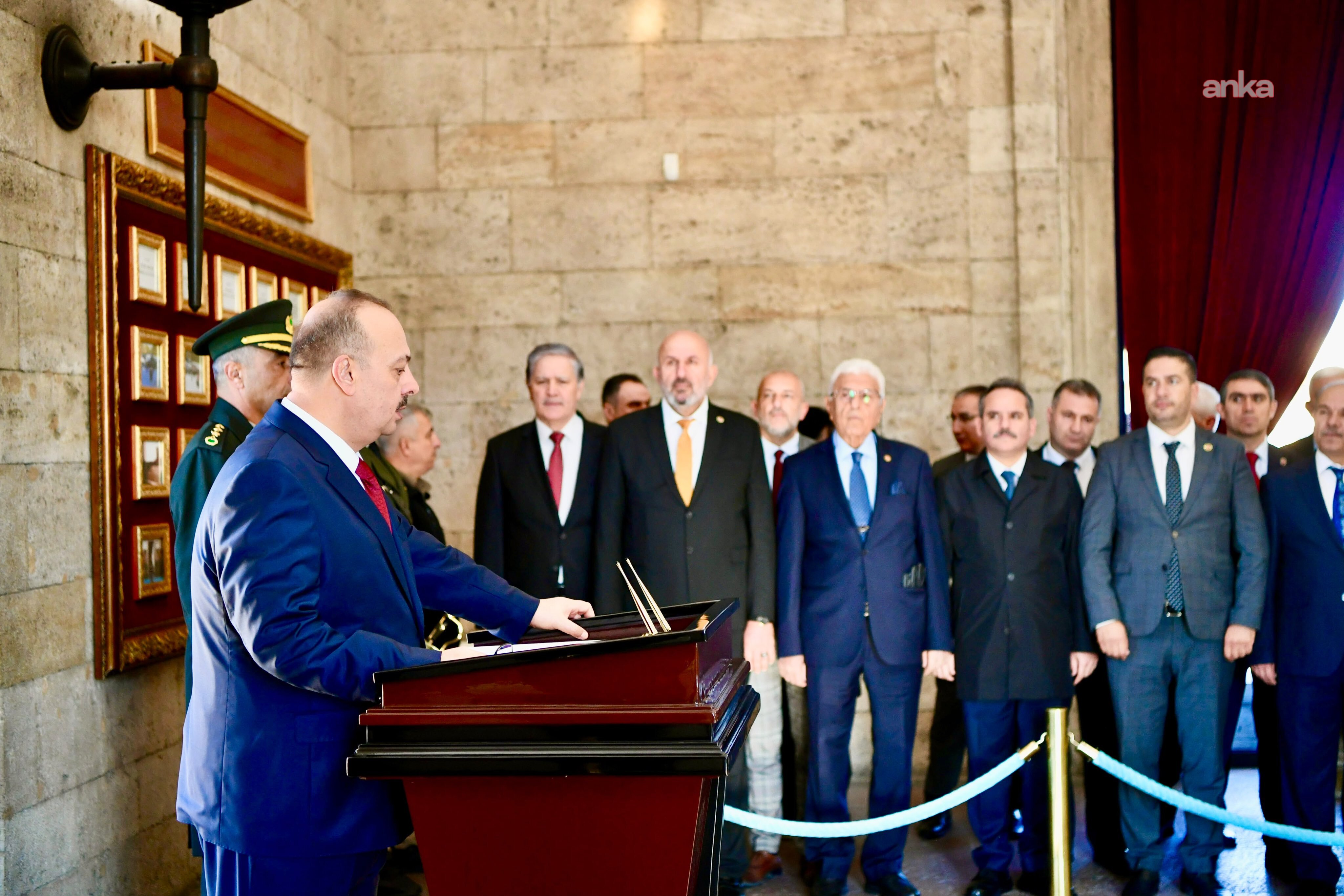 Ankara Valisi Canbolat, Muhtarlar Günü dolayısıyla Anıtkabir'i ziyaret etti