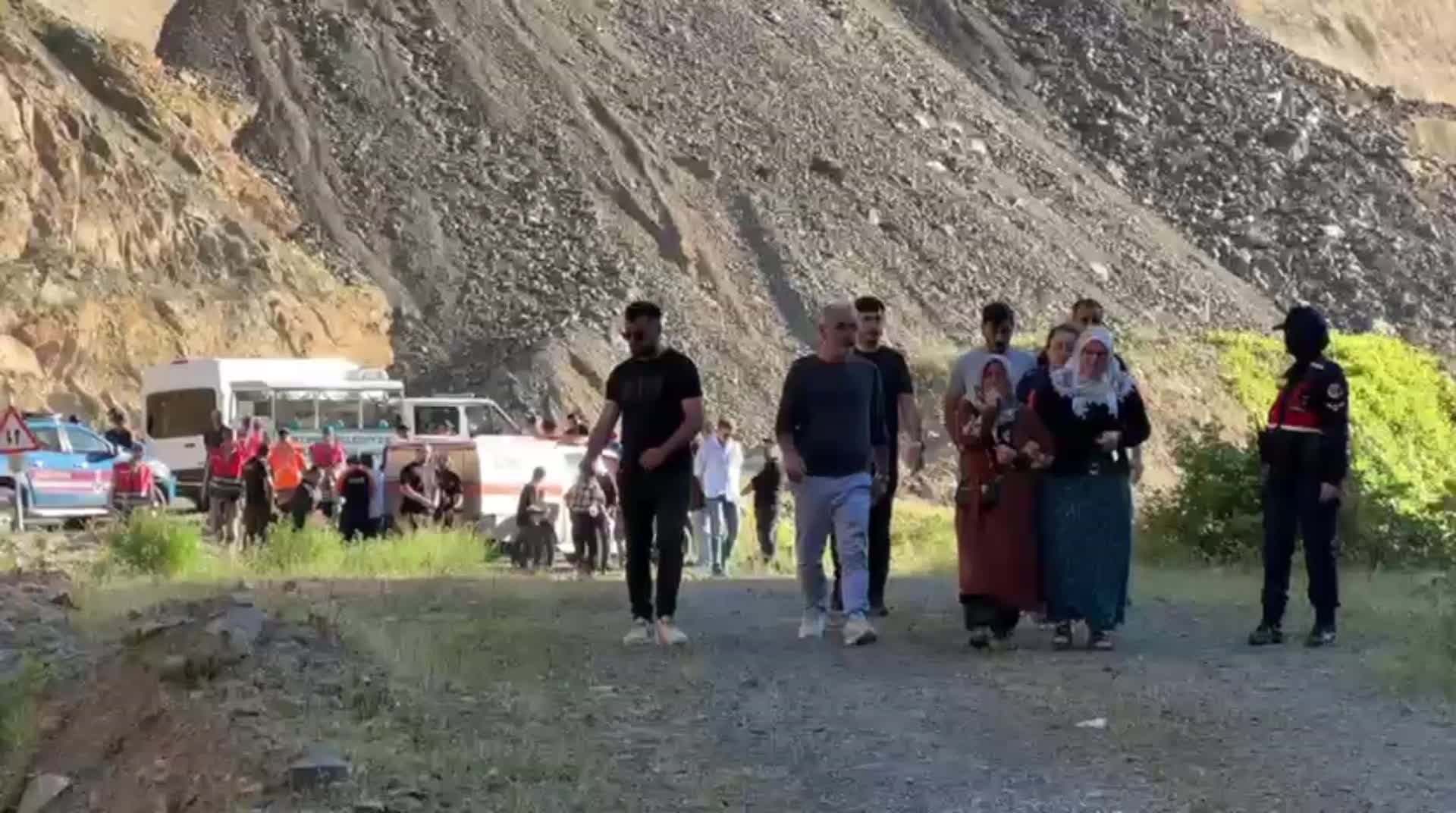 Artvin'de dereye devrilen kamyondan babasıyla birlikte akıntıya kapılan kişinin cesedi bulundu