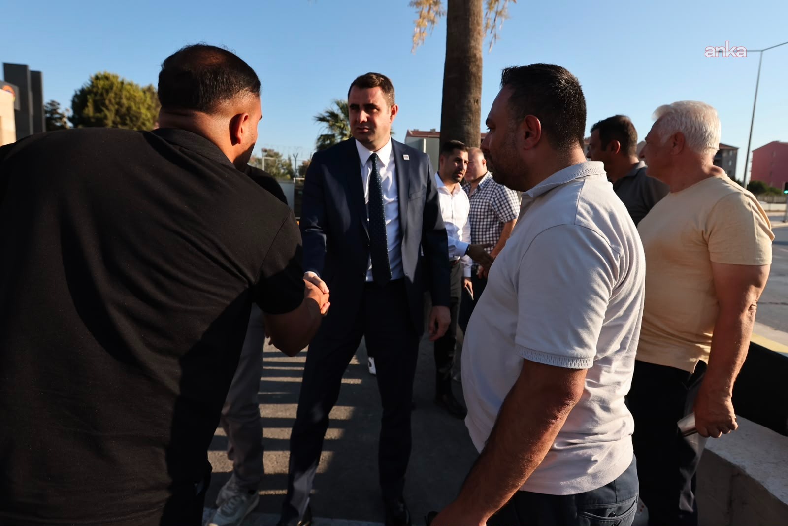 YENİ Parti İzmir İl Başkanı Güç, Menderes Belediyesi’ne yönelik operasyonda gözaltına alınan isimlerin ailelerini ziyaret etti