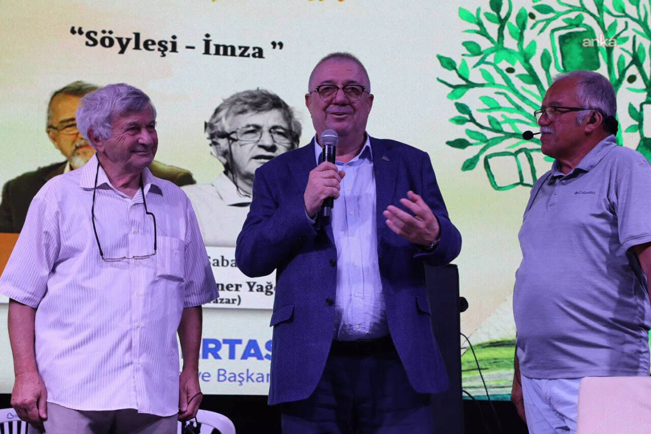 Edremit Kitap Fuarı’nın üçüncü gününde edebiyat ve müzik bir araya geldi