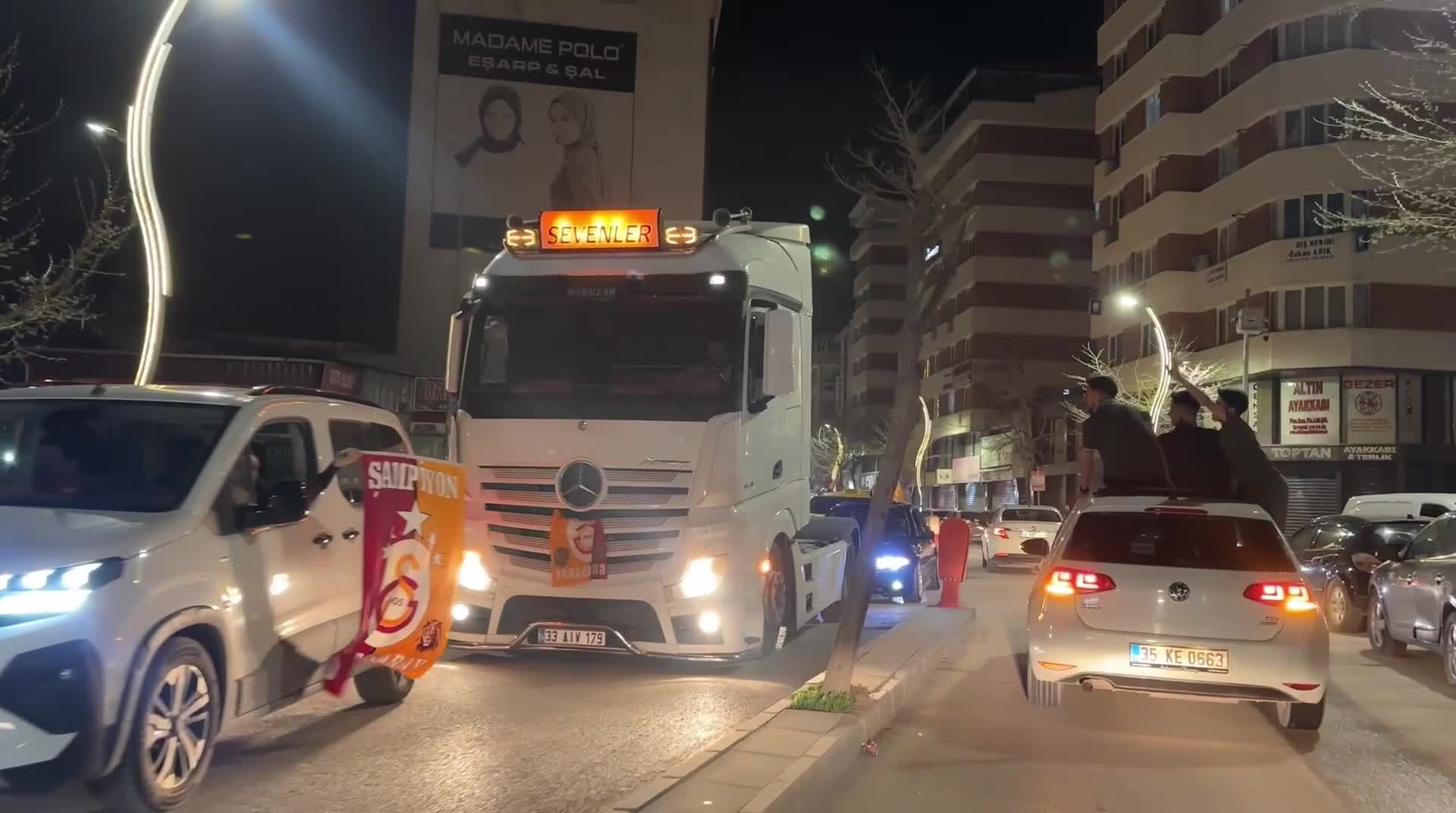 Galatasaray’ın şampiyonluğu yurt genelinde kutlandı