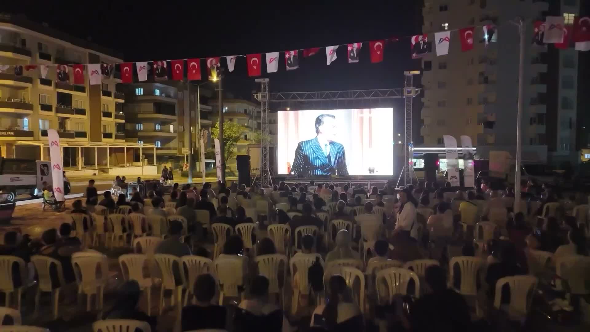 Mersin Büyükşehir Belediyesi'nin açık hava sinema etkinlikleri Tarsus'ta devam etti