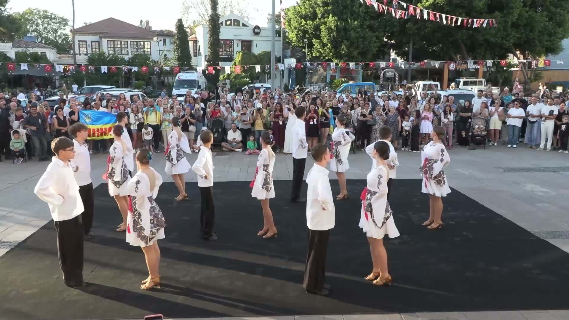 Kaleiçi’nin tarihi sokakları festival kortejiyle renklendi
