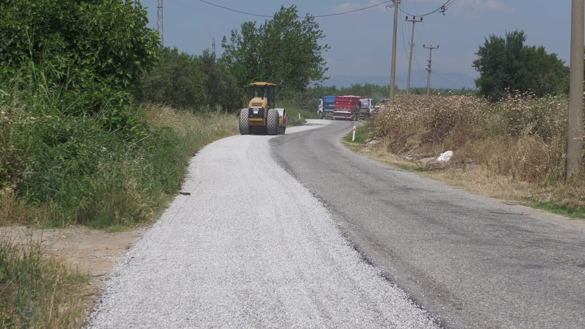 Manisa Büyükşehir Belediyesi, Tütenli ve İlyaslar’ı bağlayan yolda asfalt çalışmasına başladı