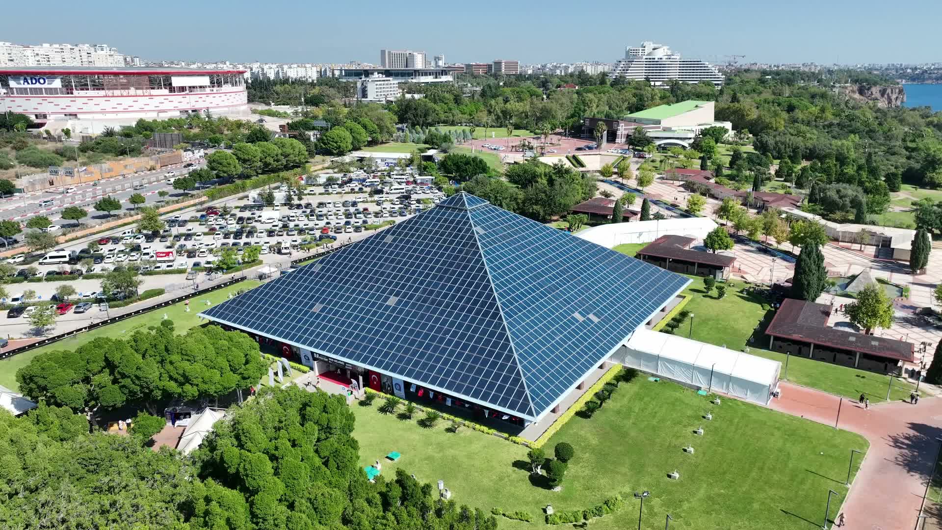 Antalya Kitap Fuarı’nda 67 yazar kitaplarını okurları için imzaladı