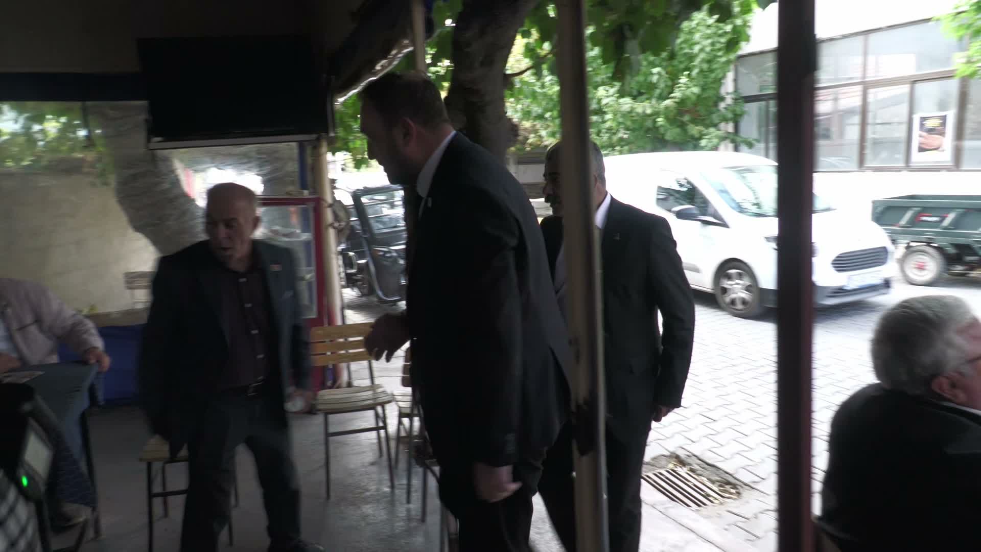 CHP İzmir İl Başkanı Gümrükçü, Menemen’de üzüm üreticilerinin sorunlarını dinledi